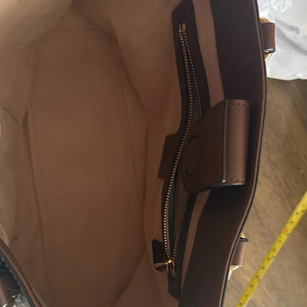 Gucci Beige GG Supreme Canvas Tote with Brown Leather Handles - Picture 3 of 5